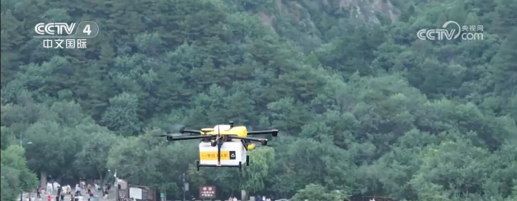 外國遊客驚歎中國智慧城市：北京長城無人機送雨繖