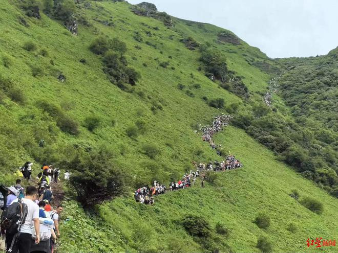 阿垻九鼎山徒步遊覽人數(shù)激增 熱度盛遠(yuǎn)超往年