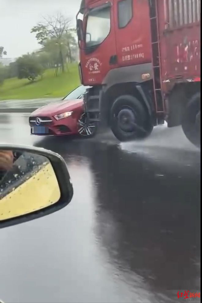 瀘州大貨車雨中頂撞奔馳全程還原