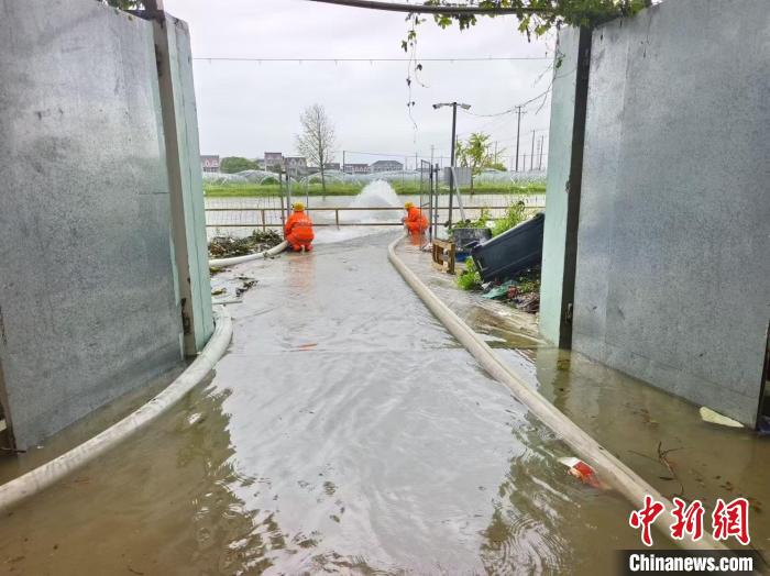 上海市多區(qū)受強(qiáng)降雨影響，應(yīng)急救援工作緊張展開