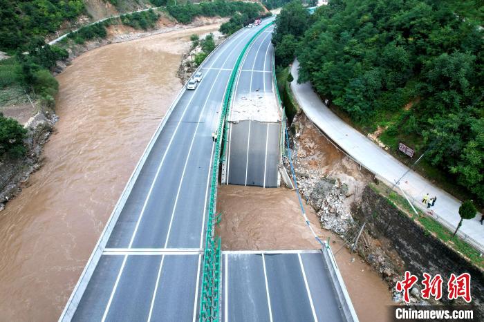 山洪暴發(fā)！陝西柞水公路橋梁垮塌現(xiàn)場(chǎng)揭秘