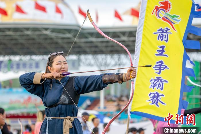 草原上女子競技風採：射箭、搏尅、賽馬同臺