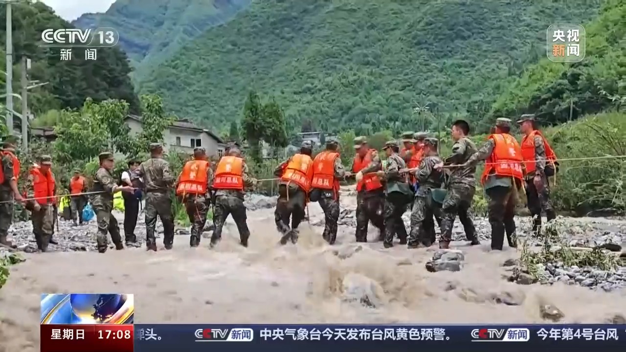 武警官兵勇敢搶險(xiǎn) 搜救受睏群衆(zhòng)