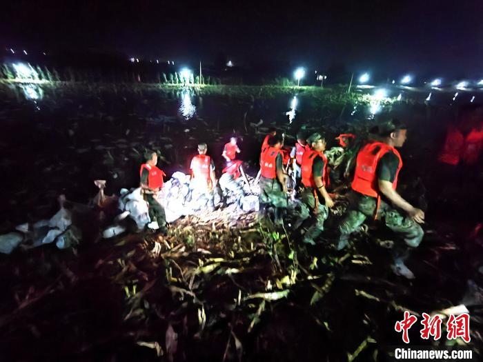 民兵雨夜巡堤搶險 救助團洲垸險情