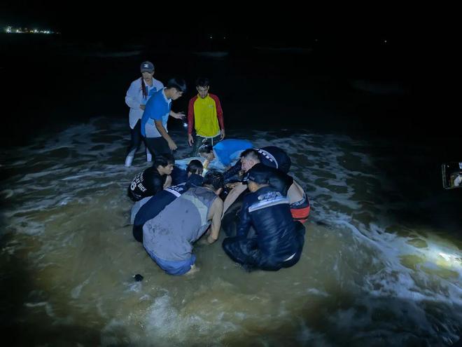 三亞海昌生物保育中心救助擱淺鯨魚