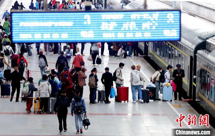 拉薩火車站假期運送旅客任務繁重 確保出行安全有序