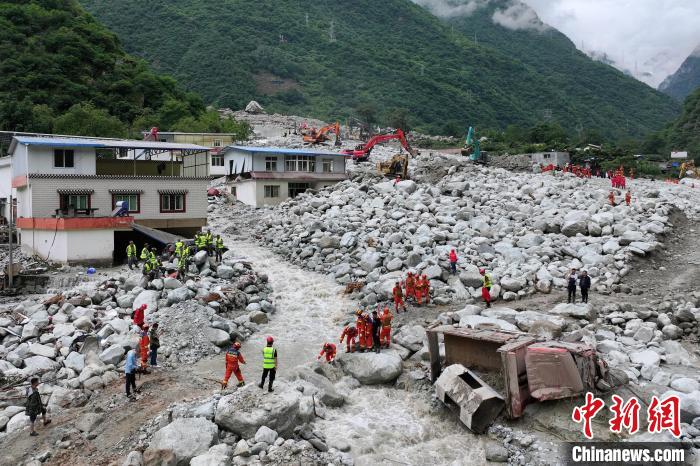 四川康定山洪泥石流災害致8人遇難19人失聯(lián) 最新救援情況