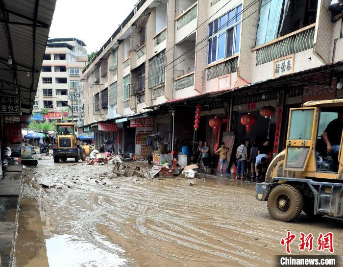 福建永定區(qū)消防員清理道路淤泥