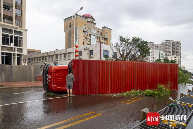 湛江徐聞縣居民抗擊臺風災(zāi)情：清理倒木、轉(zhuǎn)移安置