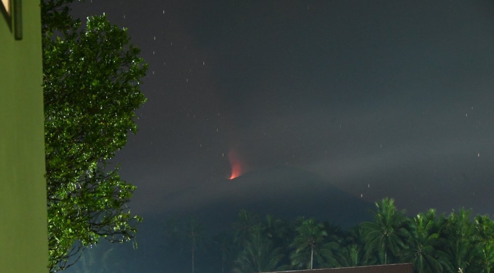 印尼伊佈火山發(fā)生持續(xù)噴發(fā)